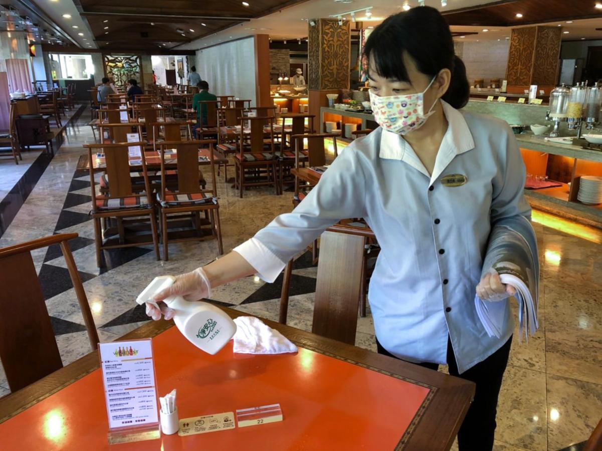 Hotel Royal Chihpin Wenquan Ngoại thất bức ảnh A restaurant employee wearing a face mask and gloves in Jakarta, Indonesia