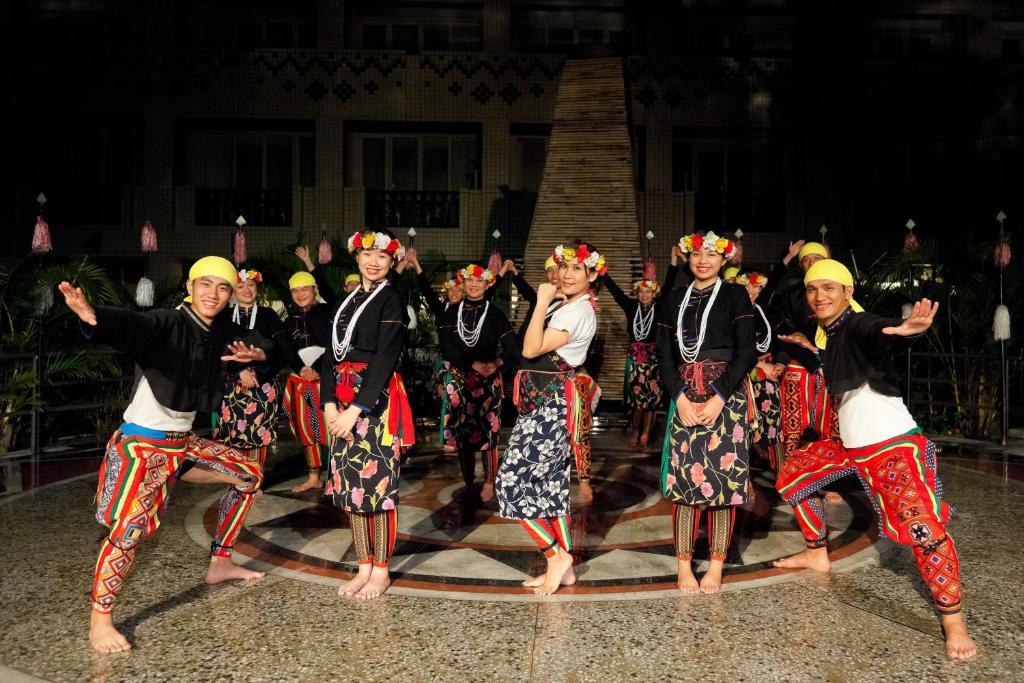 Hotel Royal Chihpin Wenquan Ngoại thất bức ảnh The Tausug people of Sulu, Philippines, performing the Tausug dance.