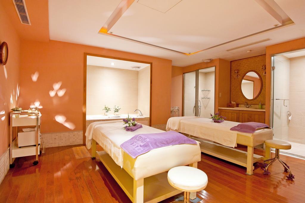 Hotel Royal Chihpin Wenquan Ngoại thất bức ảnh A treatment room at the spa