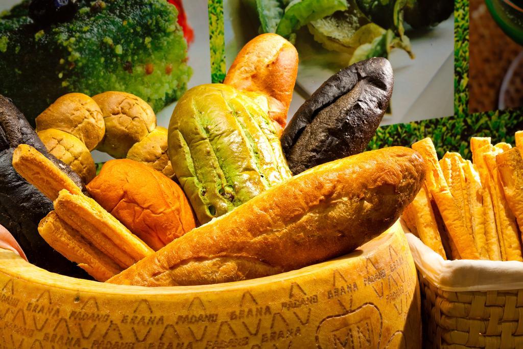 Hotel Royal Chihpin Wenquan Ngoại thất bức ảnh A selection of Italian bread